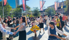 Egy rögtönzött táncház a téren