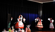 Szépen pördülnek a mezőségi szoknyák