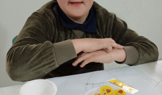 Csillogó szemű kisfiú az ajándékával