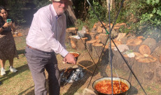 Meleg András házigazda a bográcsoknál