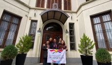 Misionesi táncosokaz Uruguayi Magyar Otthon előtt