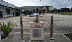 Emlékmű a DMSZ bejáratánál