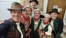 Kárpátok Táncegyüttes viseletben
