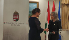 Tóth Katalin nagykövet gratulál Talló Ildikónak