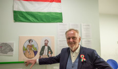 Pánczél Károly a festmény mellett