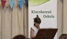 Furulyaszó köszönti az iskolát