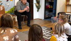 A gyerekek a furulyázást hallgatják