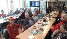 klubtalalkozo_ostravaban_a_kulbtagok_hallgatjak_a_koncertet