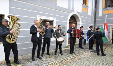 Zlatá Koruna - A koszorúzás és zene