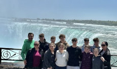 A New Brunswick-i Regős és Mákvirág IFI csoport a Niagara-vízesésnél ünnepelt