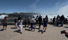 A New Brunswick-i Regős és Mákvirág IFI csoport a Niagara-vízesésnél ünnepelt
