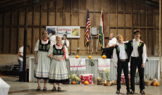 Helyi ifjú táncosok előadása