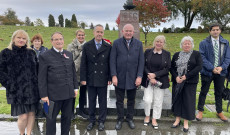 Delegáció koszorúzás után a Forest Lawn Memorial Parkban