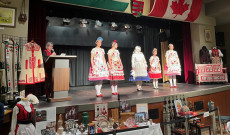 Kalocsai népviselet a vancouveri "divatbemutató" részeként 