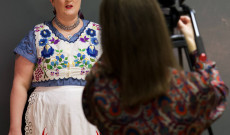 Chrissy Szakony a kamera előtt