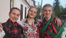 Lányok viseletben