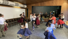 A táncház elején...