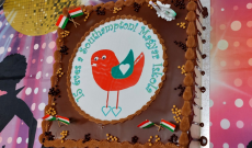 Születésnapi torta a Southamptoni Magyar Iskola farsanggal egybekötött jubileumi rendezvényén.