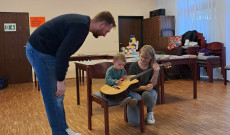 A gyerekek közelebbről is megismerkedhettek a gitárral