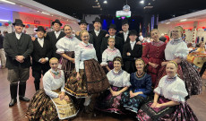 A Senior Keszkenő Tánegyüttes csoportképe