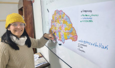 Claudia rámutat a Magyar Királyság térképén egy falura
