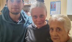 Évi a nagymamájával és férjével