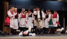 "Piros orcza, fekete szem, ez engem a földbe teszen!"
