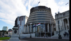 Wellingtoni Beehive (Parlament) előtt magyar zászlót lenget a szél