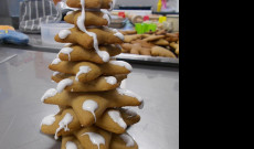 Mézeskalács karácsonyfa a Christchurchi Magyar Klubban, helyi sütés