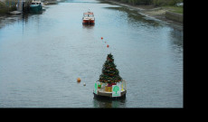 Karácsonyi hangulat Christchurchben, a melegben a folyón úszik a karácsonyfa