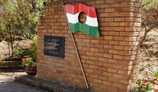 56-os emlékmű a midrandi Magyar Tanyán