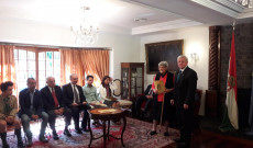 A nagykövet átadja a honosítási okiratokat