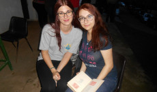 Az &quot;Érik a szőlő&quot; című népdalt fordítjuk