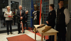 Petőfi szobor megkoszorúzása