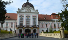 Gödöllői Királyi Kastély előtt