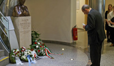 Varga János, a Pázmáneum rektora is elhelyezi a szobornál az emlékezés koszorúját Varga János, a Pázmáneum rektora is elhelyezi a szobornál az emlékezés koszorúját