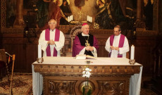 Vencser László igazgató, Cserháti Ferenc püspök és Varga János rektor 2017. március 22-én Bécsben a Pázmáneum kápolnájában Vencser László igazgató, Cserháti Ferenc püspök és Varga János rektor 2017. március 22-én Bécsben a Pázmáneum kápolnájában