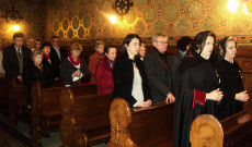 Hívek a szerda esti szentmisén Hívek a szerda esti szentmisén