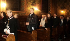 Hívek a szerda esti szentmisén Hívek a szerda esti szentmisén