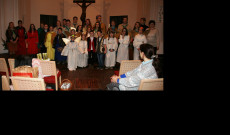 Csoportkép az innsbrucki 79. sz. Dr. Kozma György SJ Cserkészcsapat karácsonyi ifjúsági igeliturgiáján