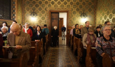 Hívek az első adventi gyertya meggyújtását is magában foglaló szentmisén