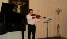 Antal Sándor csíkszeredai születésű, jelenleg Bécsben élő brácsaművész, a csehországi Filharmonie Brno szólóbrácsása, a Gráci Zeneművészeti Egyetem mesterszakos hallgatója 2017. március 29-én Bécsben a Pázmáneumban