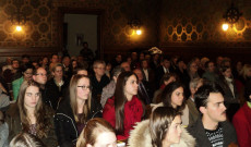 Hívek december 3-án Bécsben a Pázmáneum kápolnájában az 1956-os forradalom és szabadságharc áldozataiért bemutatott szentmisén