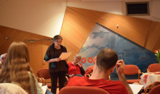 Lengyel Melinda, a Bécsi Magyar Iskola tanára a versfelolvasáson