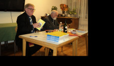 Böröndi Lajos, kezében új kötetével. mellette Tuba László