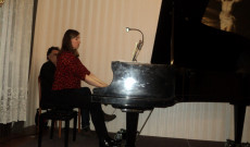 A zongoránál: Maria Vigilante