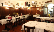 Az étterem: telis-tele magyar motívumokkal