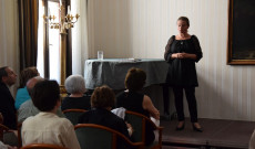 Zorkóczy Zenóbia kovásznai színművésznő Dalol a honvágy című Wass Albert-műsorát adta elő