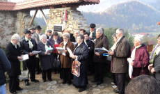 Az alkalomra a gelencei nyugdíjas klub tagjai gyönyörű énekeket hoztak magukkal
