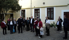 Ausztriai magyar zarándokok a gyulafehérvári teológia udvarán